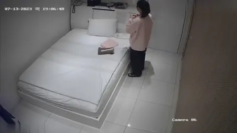 Cracked Camera Ointment to Her Vagina Fuck