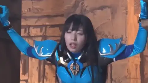 Asian Women in Blue Armor Cosplay