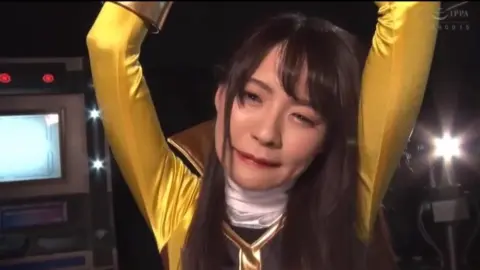 Asian Woman Receives Electric Shock in Studio