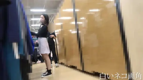 Asian Teen Exposes Thighs in Skirt