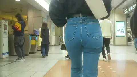 Brunettes Facing Away