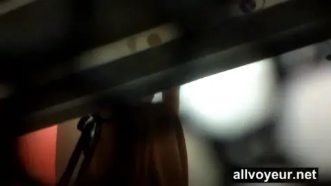 Vestiaire Piscine 1 – Sexy Scene