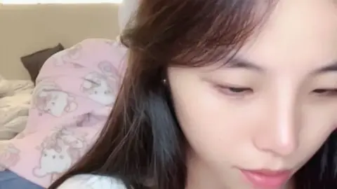 Even without makeup she is so amazing 1