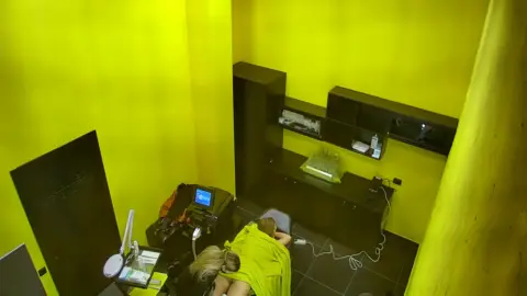 Cosmetic Salon 16 – Masturbation Scene