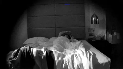 Hotel Encore – Single Girl with 4 People