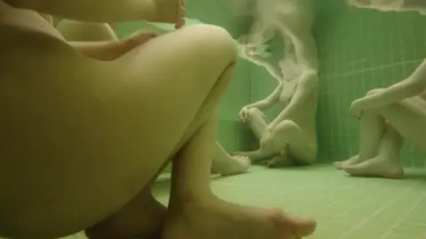 4kame – Yokusou Lesbian Pool Play